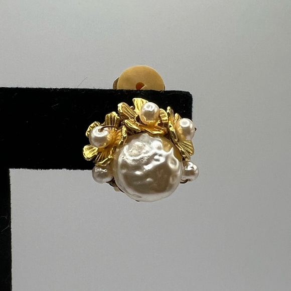 Vintage signed Miriam Haskell clip on earrings, baroque pearl, floral, flower - Picture 3 of 6